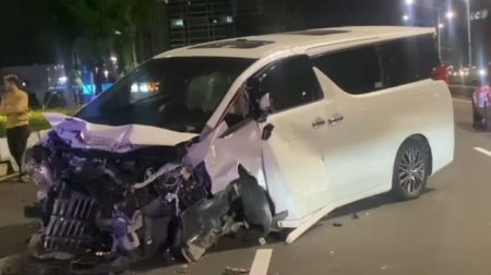Mobil Alphard ringsek kecelakaan di Jalan Jenderal Sudirman (Dok Istimewa)