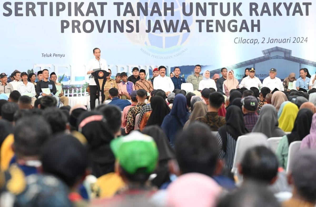 Presiden Jokowi Serahkan 2.000 Sertifikat Tanah di Cilacap