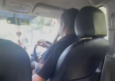 Video viral sopir taksi peras dan ancam dua bule perempuan di Bali (Dok tangkapan layar)