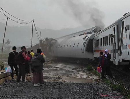 warga bernama Elis Rohayati mengungkapkan detik-detik kecelakaan KA Turangga dengan Commuter Line Baraya di dekat rumahnya (Dok Istimewa)
