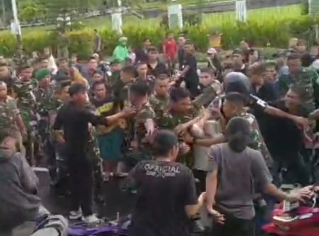 Oknum TNI Keroyok Warga di Manado Hingga Tersungkur dari Motor (tangkapan layar)