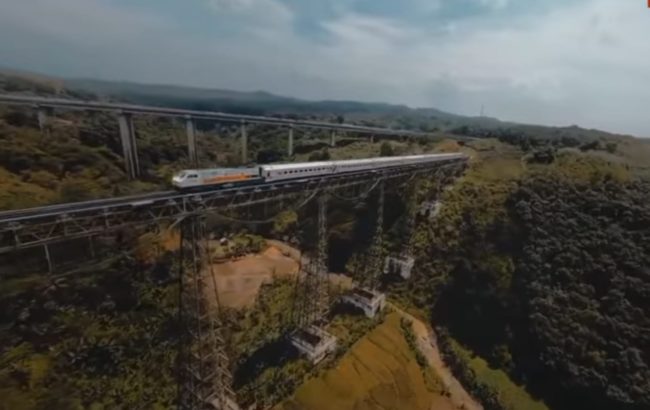 Purwakarta Padalarang di Indonesia, salah satu jalur kereta api paling ekstrem di dunia (Dok YouTube Support)