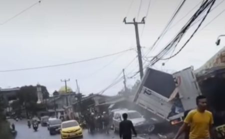 Kecelakaan Beruntun 5 Kendaraan di Puncak Bogor (tangkapan layar)