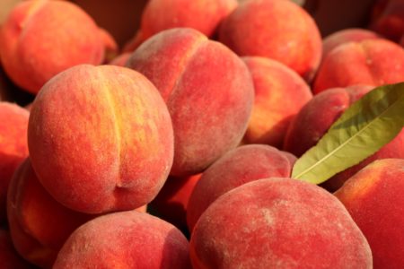 Tips memilih buah persik yang sudah matang