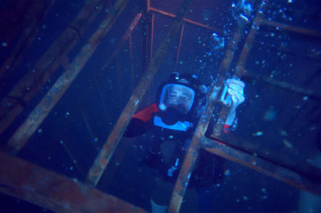 Sinopsis Film 47 Meters Down, Dua Saudari yang Terjebak dalam Kandang Besi di Dasar Laut