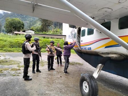 Pesawat Asian One Air Ditembak OTK di Papua Tengah (Dok Polda Papua)