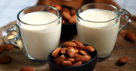 3 Manfaat Konsumsi Susu Almond untuk Kesehatan Tubuh