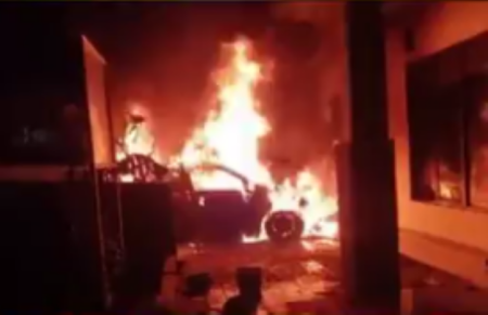 mobil dibakar