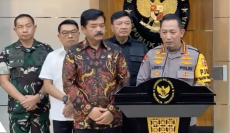 Kapolri Jenderal Listyo Sigit Prabowo memberi keterangan pers di Kemenko Polhukam pada Jumat, 15 Maret 2024.