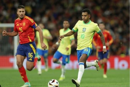 Timnas Spanyol dan timnas Brasil bermain sama kuat 3-3 pada laga persahabatan internasional di Santiago Bernabeu