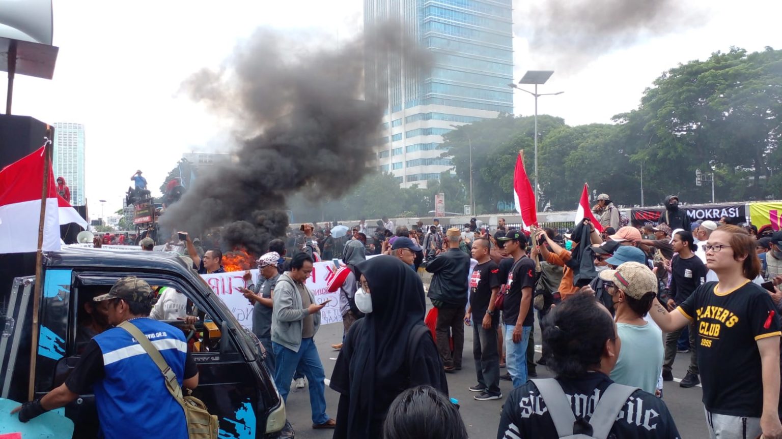 Ribuan personel amankan demo hak angket di depan Gedung DPR (Dok Konteks.co.id)