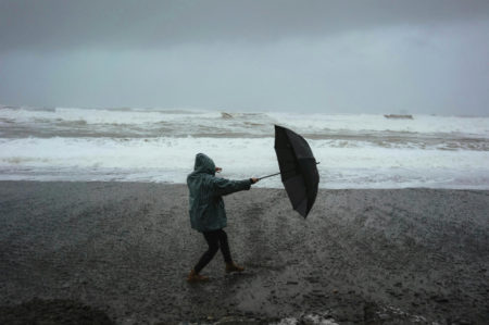Waspada! Ada Potensi Angin Kencang dan Hujan Lebat di Jawa Timur Hingga Nusa Tenggara Dalam 24 Jam Ke Depan Akibat Bibit Siklon 96S