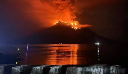 BMKG keluarkan peringatan potensi tsunami imbas erupsi Gunung Ruang (Dok BNPB)
