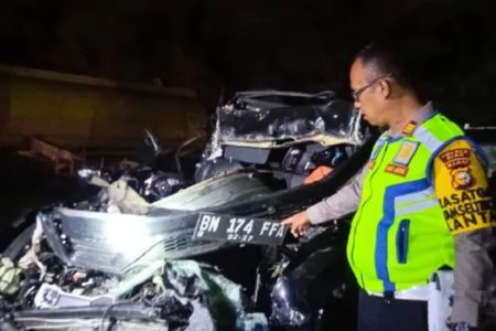 Honda CRV tabrak truk tronton di Tol Pekanbaru-Duri, 3 orang tewas (Dok Polri.go.id)