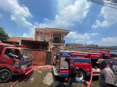 Gudang Rongsok di Tangsel Kebakaran, 5 Unit Mobil Damkar Dikerahkan
