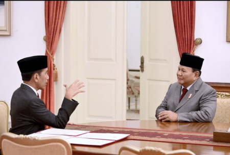 Prabowo Perlahan Tinggalkan Jokowi