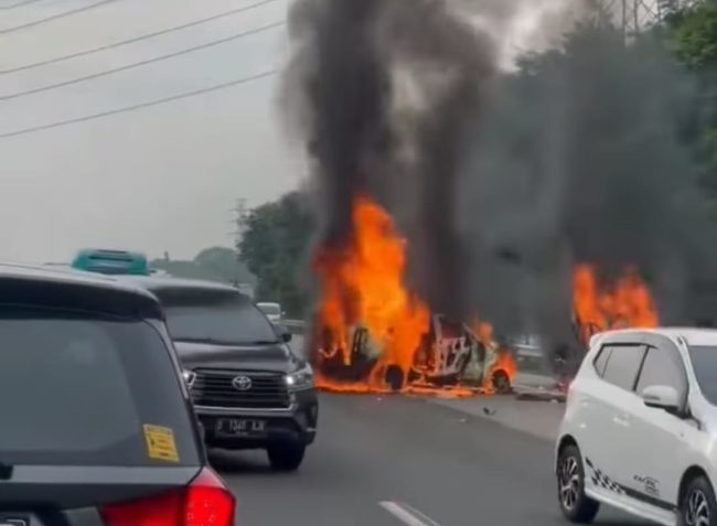 Detik-detik kecelakaan maut di Tol Jakarta-Cikampek (Dok tangkapan layar)