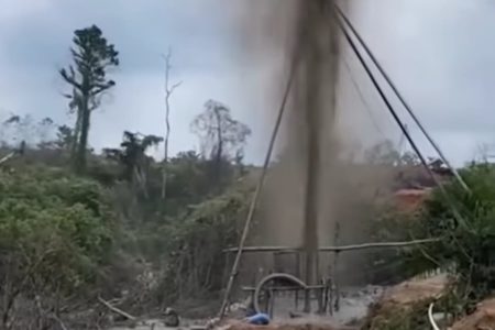 Video viral semburan minyak diduga terjadi di Aceh (tangkapan layar/@jogjauncover)