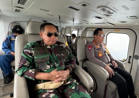 Kapolri dan Panglima TNI Patroli Udara di Pelabuhan Gilimanuk