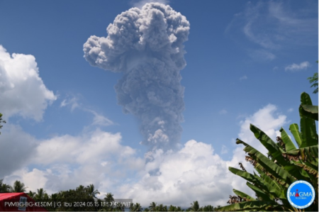 Gunung Ibu erupsi