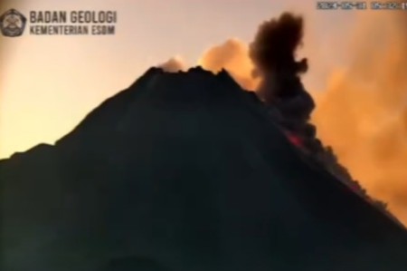 Gunung Merapi Luncurkan Awan Panas Sejauh 1 Kilometer Pada Jumat Pagi