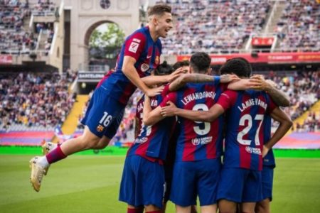 Barcelona berhasil amankan posisi runner-up klasemen Liga Spanyol setelah mengalahkan Rayo Vallecano 3-0