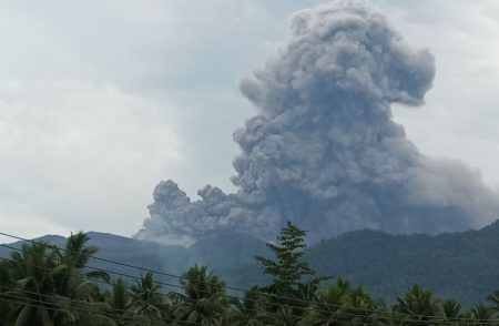 Gunung Dukono di Pulau Halmahera erupsi (Dok BNPB)