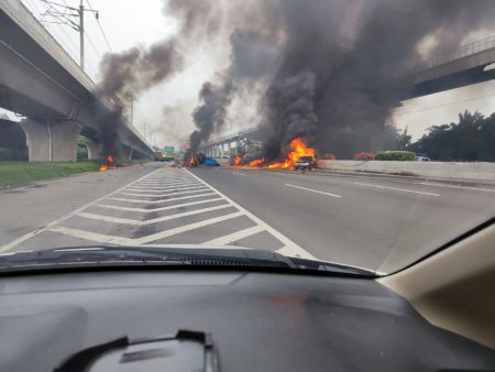 Kecelakaaan di Tol Jakarta-Cikampek (Dok akun X @razkairawan)