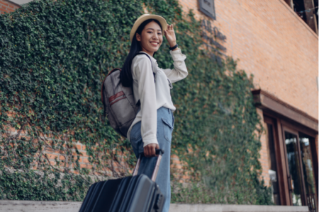 Tips mengelola keuangan untuk gaji UMR agar tetap bisa traveling. (Foto: Canva/89Stocker)