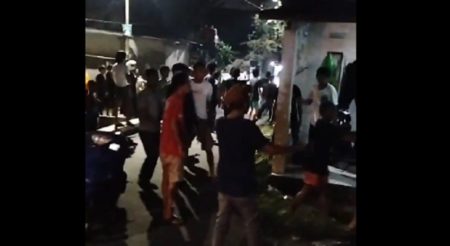 Video viral dugaan warga bubarkan dan pukul mahasiswa Katolik Unpam saat gelar Doa Rosario (Dok tangkapan layar)