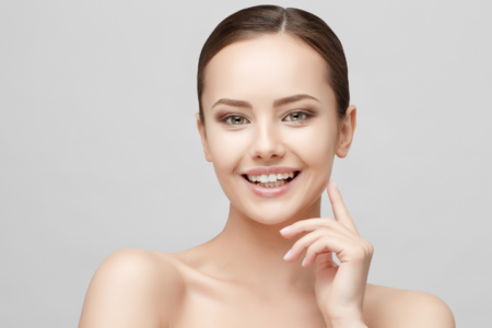 4 cara alami mengencangkan kulit wajah untuk tampil lebih muda dan segar