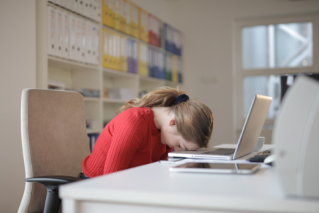 8 tips efektif mengatasi kebiasaan sering mengantuk di pagi hari!
