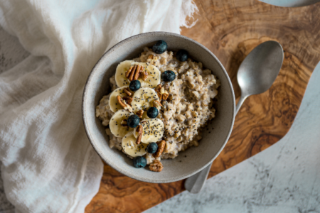 5 rekomendasi topping oatmeal yang maksimalkan nutrisi dan nikmat, pilihan tepat untuk menu sarapan sehat anda!